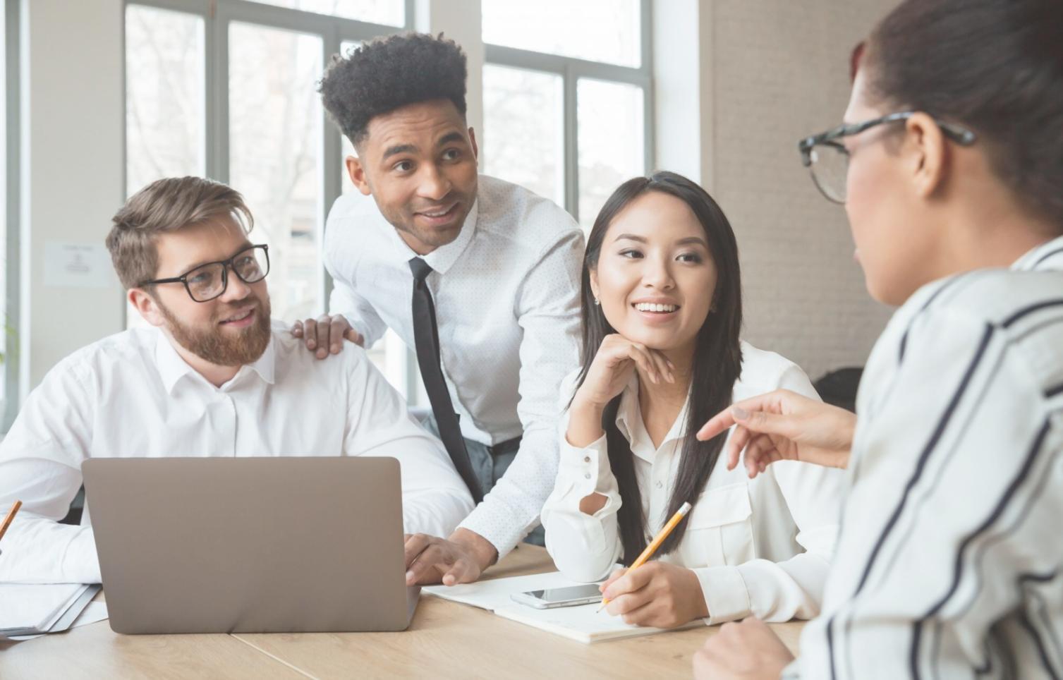 Session de formation en analyse financière avec instructeurs et participants